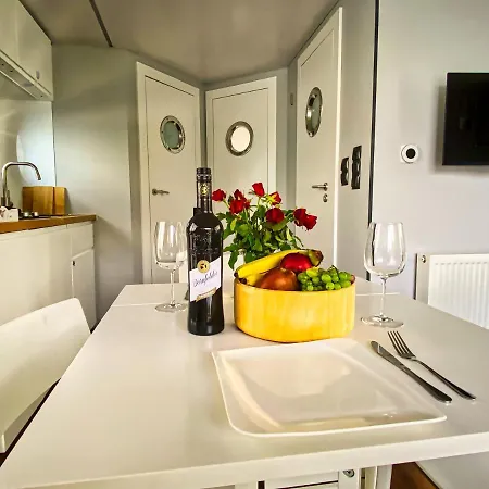 Botel Cosy Hannah - Festlieger